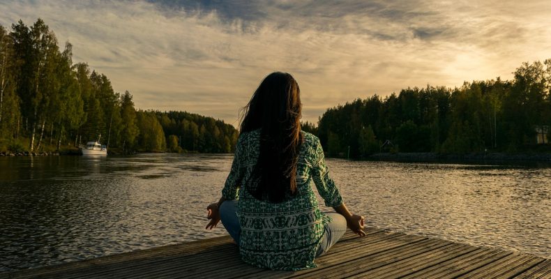 medytująca kobieta - spokój - relaks - odprężenie