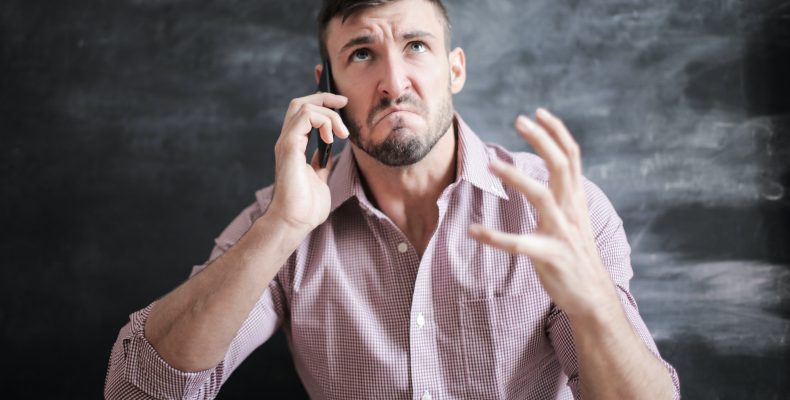 zdenerwowany mężczyzna rozmawia przez telefon