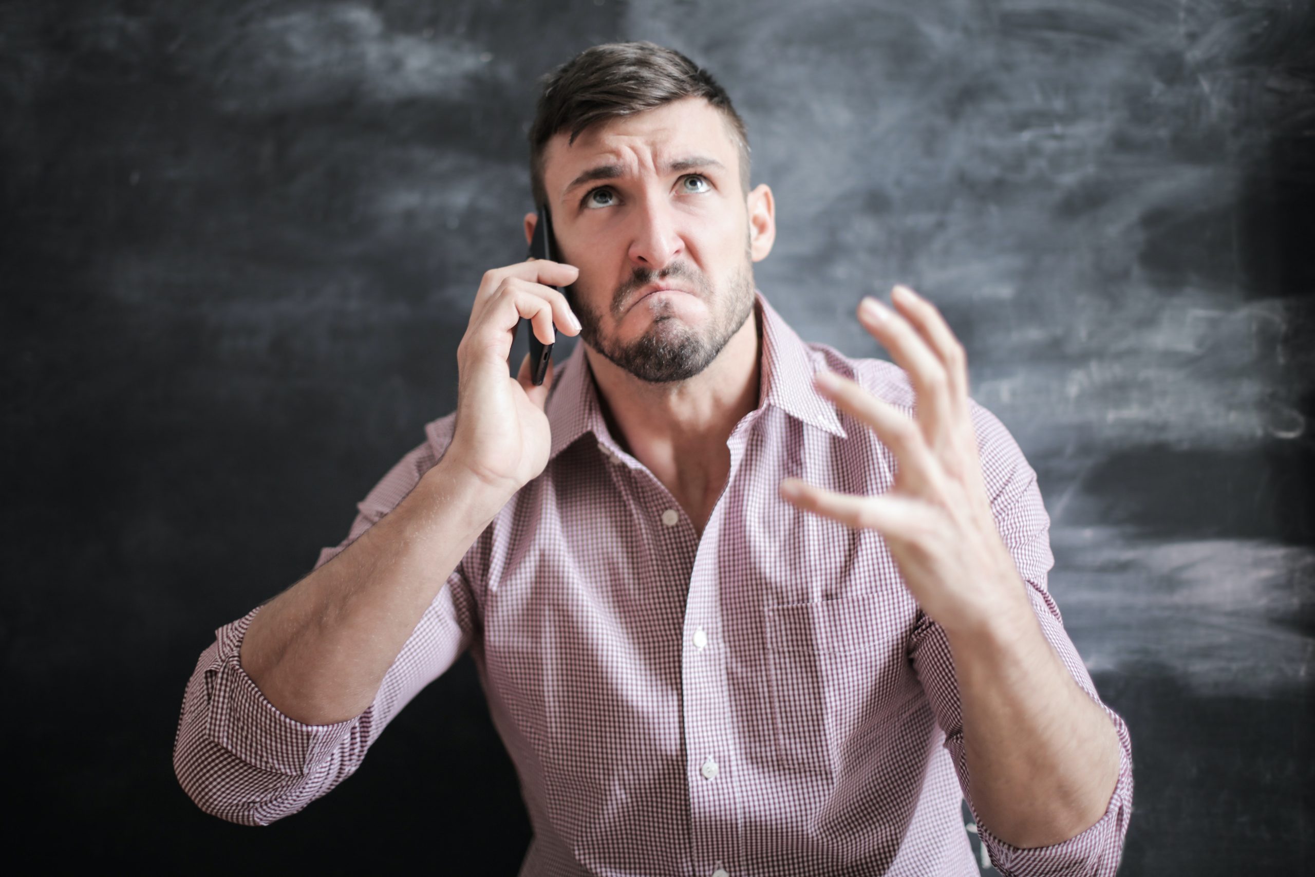 zdenerwowany mężczyzna rozmawia przez telefon