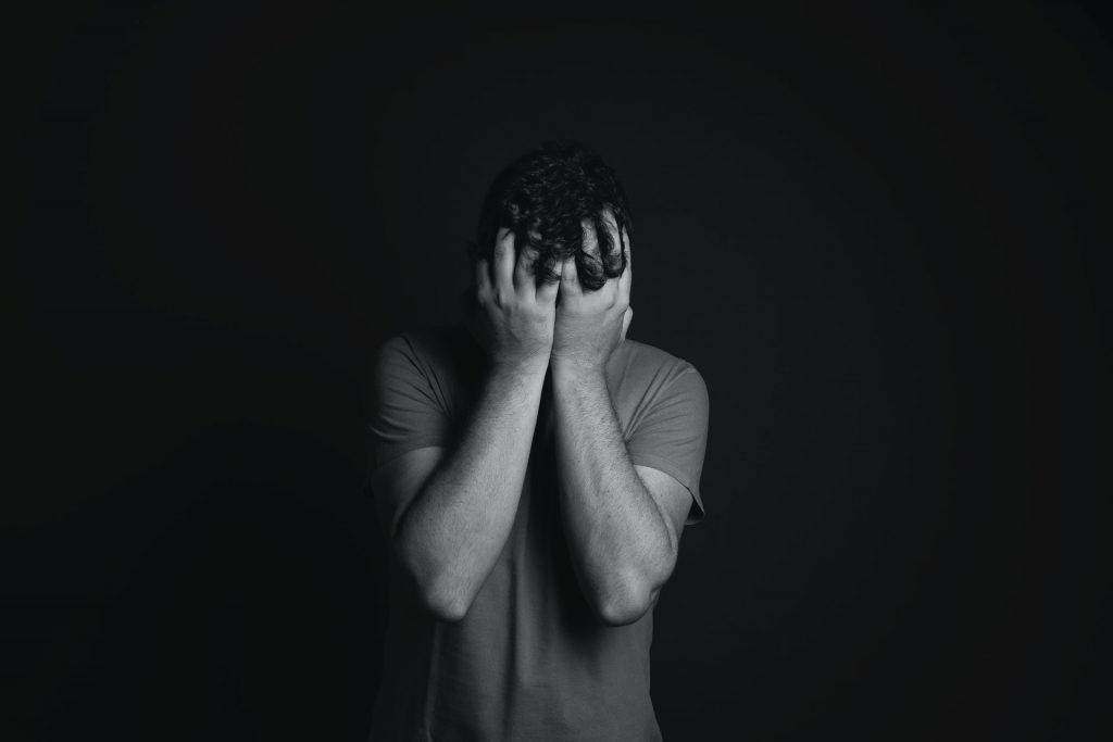 załamany mężczyzna - najczęstsze objawy depresji