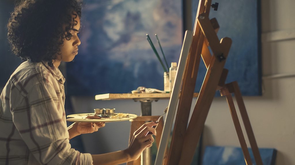 malująca kobieta - kobieta maluje obraz- sztuka lekarstwem na depresje