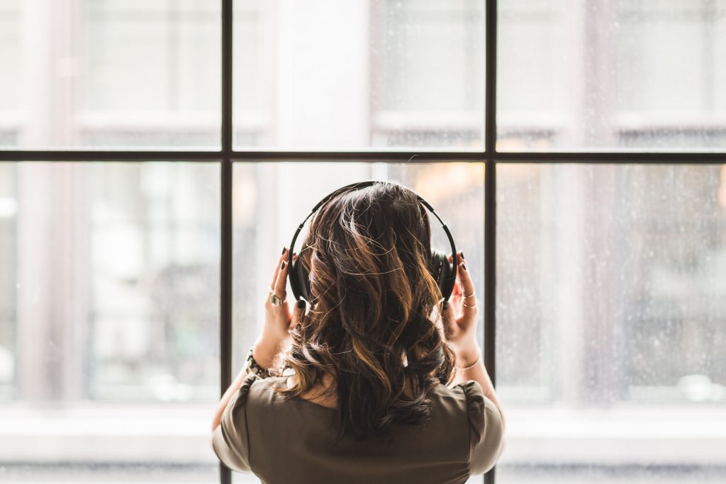 Kobieta słuchająca muzyki - wpływ muzykoterapii