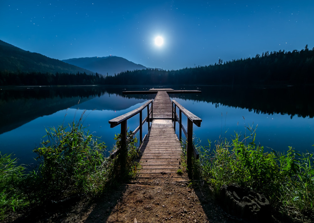 las woda most nocą