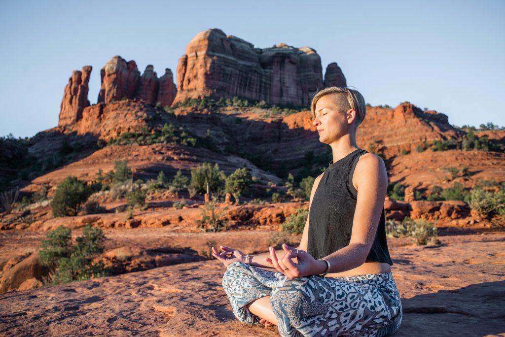 medytująca kobieta - jak techniki oddechowe pomagają na bezsenność