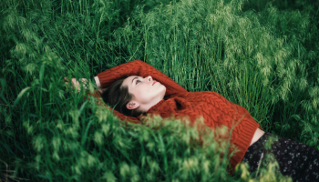 kobieta leży na trawie