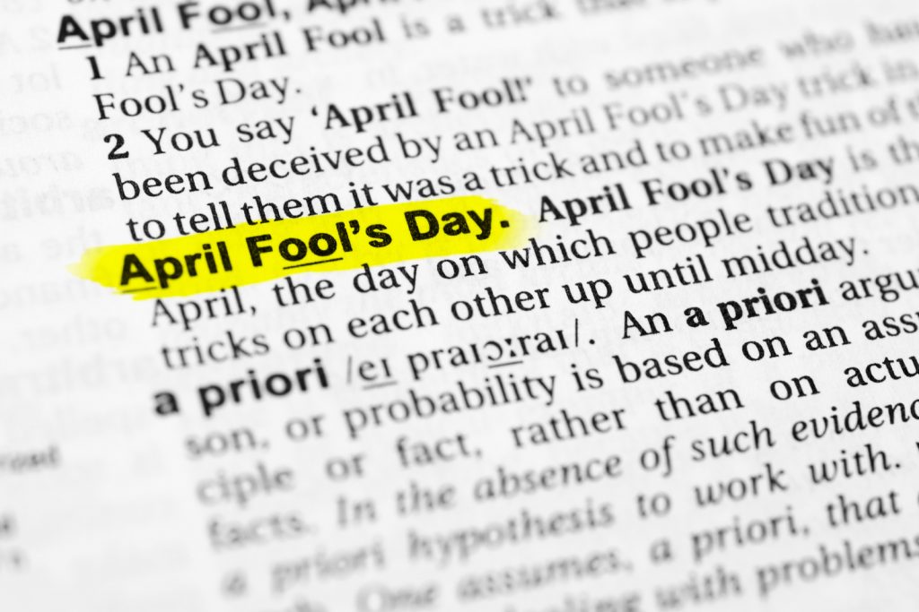 pokreślony napis April Fool's Day w słowniku
