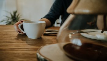 filiżanka kawy na stole