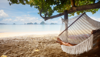 rajska plaża, kobieta leżąca w hamaku