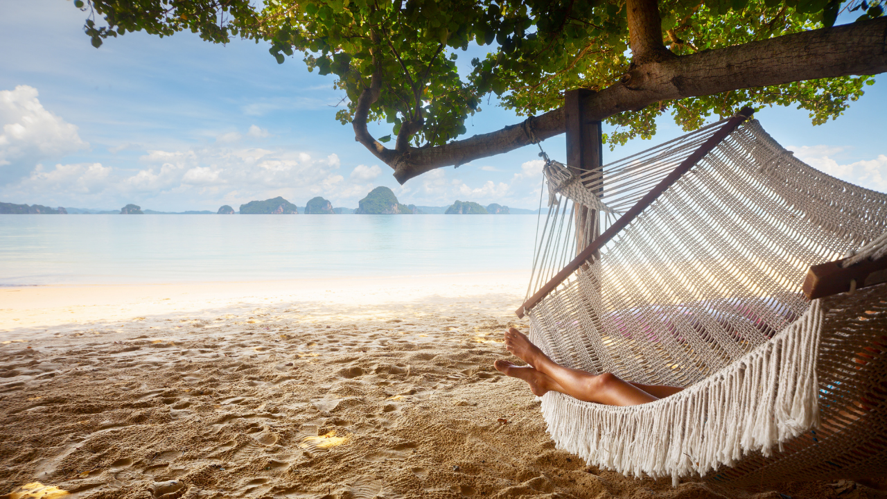 rajska plaża, kobieta leżąca w hamaku