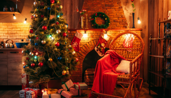 zimowy, świąteczny poskój z kominkiem, choinką i fotelem bujanym