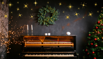 pianino w świątecznej aranżacji