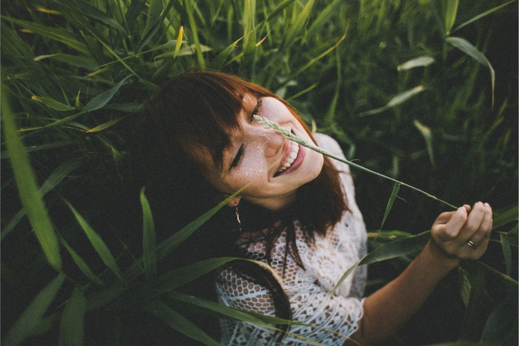 uśmiechnięta dziewczyna w trawie