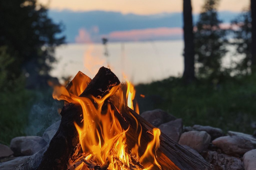ognisko w lesie, widok na jezioro i jego brzeg