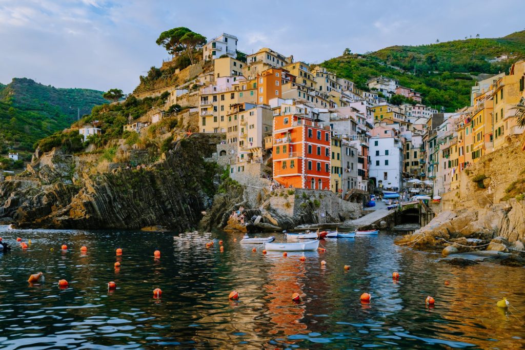włoskie miasto na skale, morze i górzyste tereny
