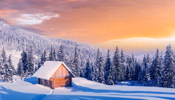 chatka w górach, wszędzie pełno śniegu, ośnieżony las, zachód słońca i białe chmury