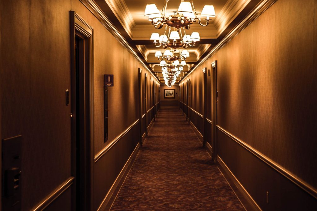 elegancki hotelowy korytarz